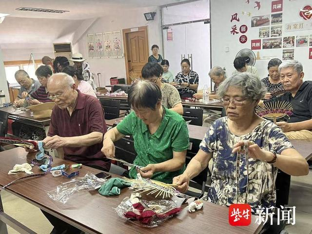 制作非遗壮锦团扇，点亮邻里生活
