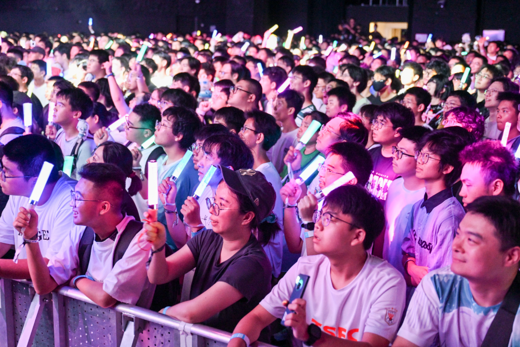2026年8月8日，演唱会现场，来自全国的观众挥舞着荧光棒。澎湃新闻记者 朱伟辉 图