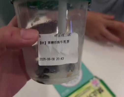 广州正佳广场一奶茶店将已制作近4小时的奶茶“二次贴标”卖给顾客