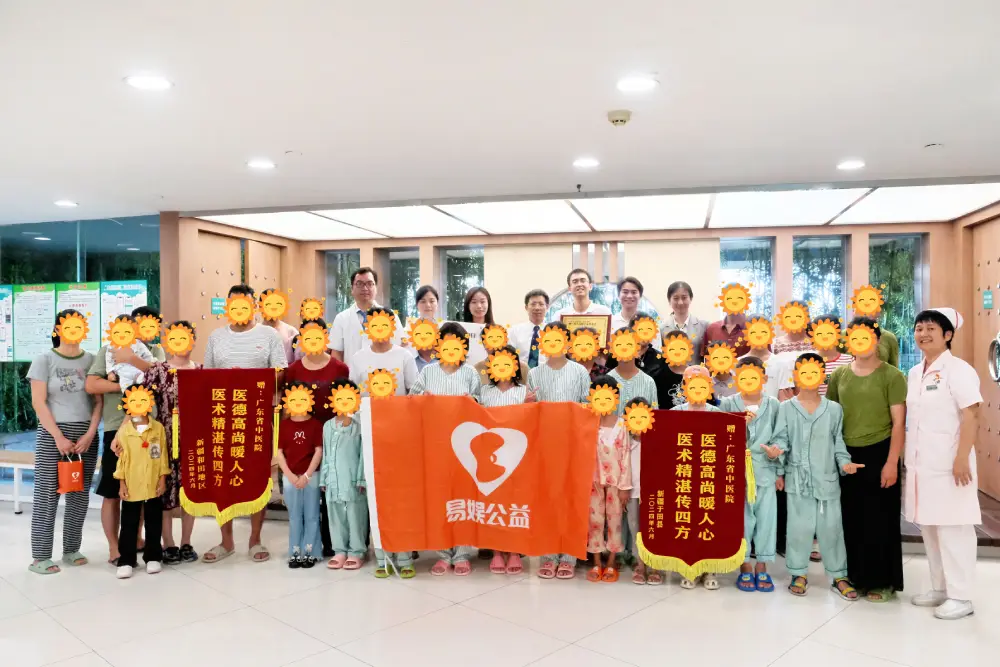 公益一行探访来自新疆地区的住院患儿