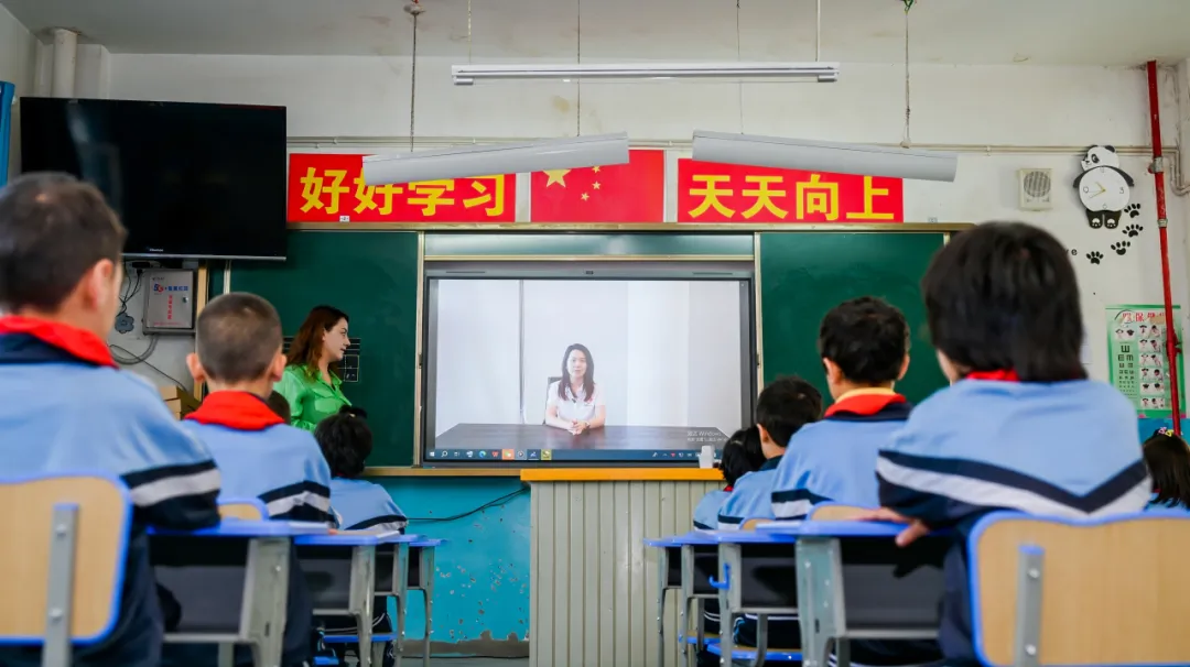 “筑梦·新疆未成年成长计划”为阿克提其小学孩子打造“开学第一课”趣味互动课堂